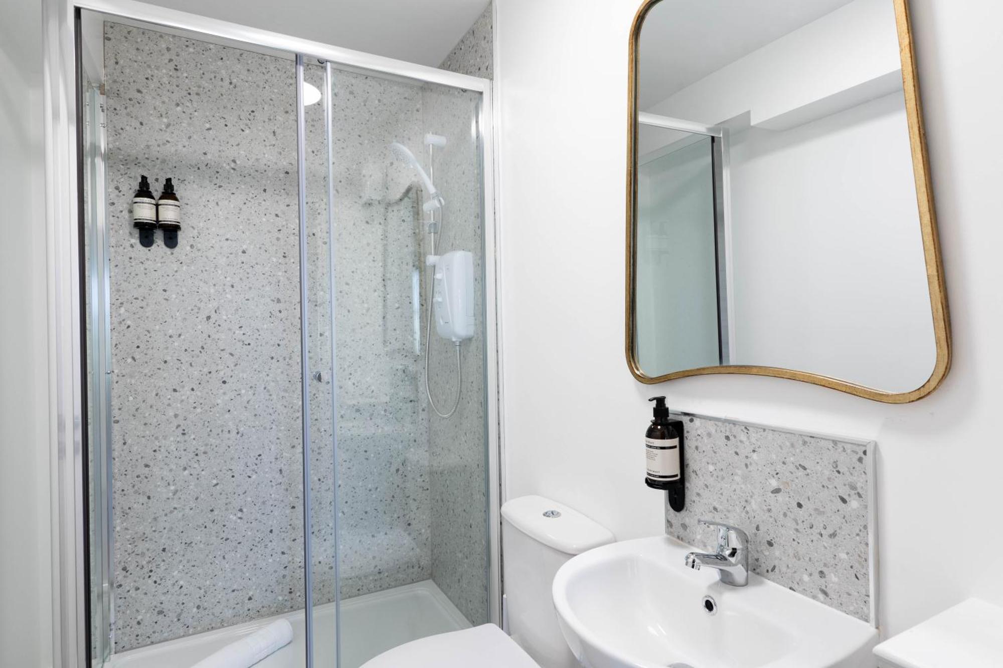 Wellington Place I Your Apartment Bristol Bagian luar foto