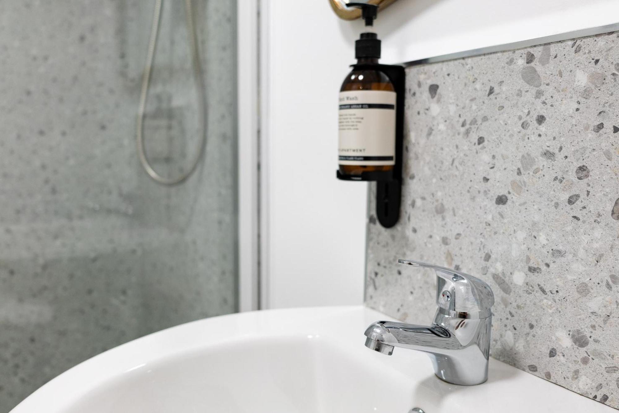 Wellington Place I Your Apartment Bristol Bagian luar foto