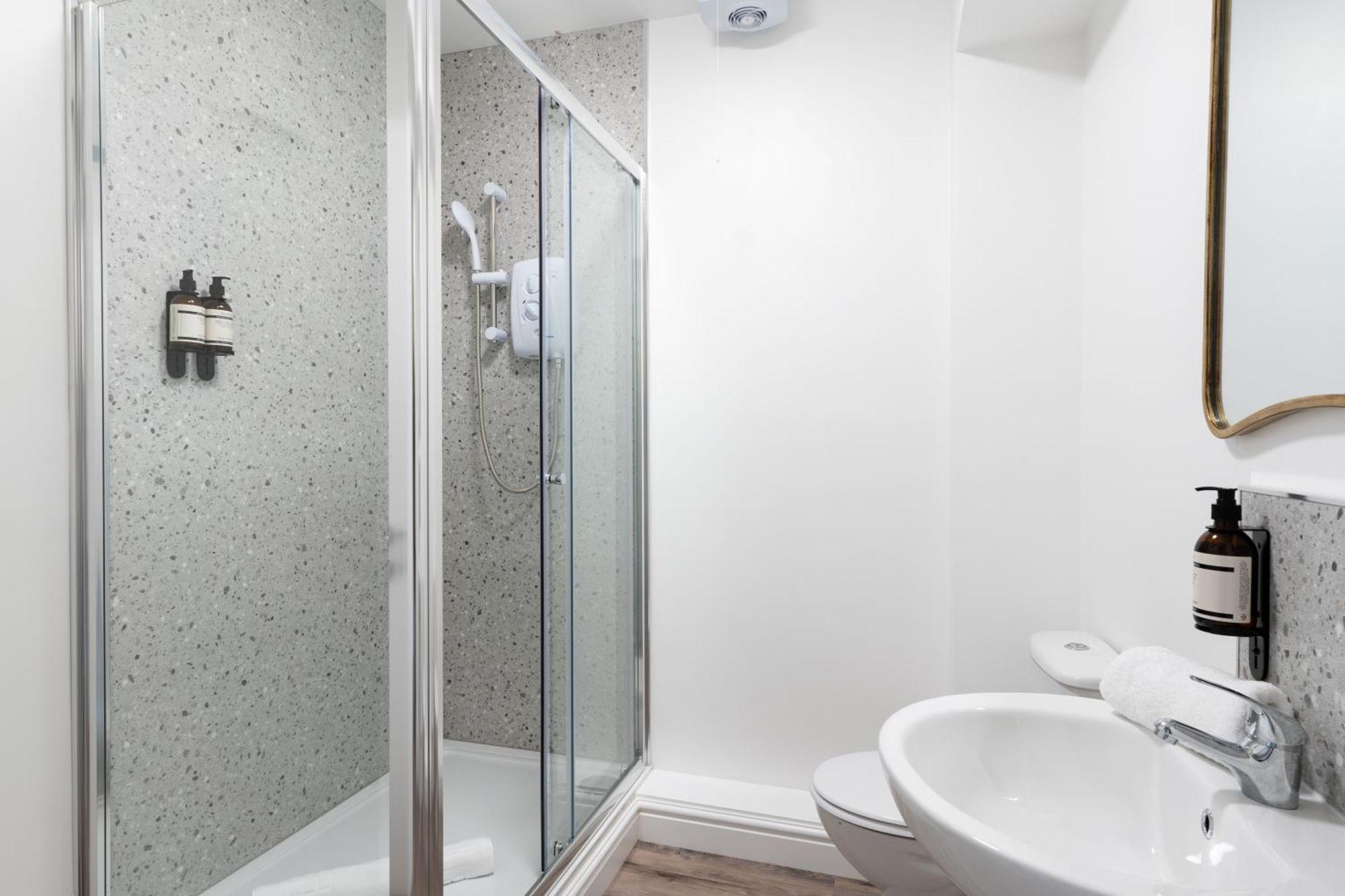 Wellington Place I Your Apartment Bristol Bagian luar foto